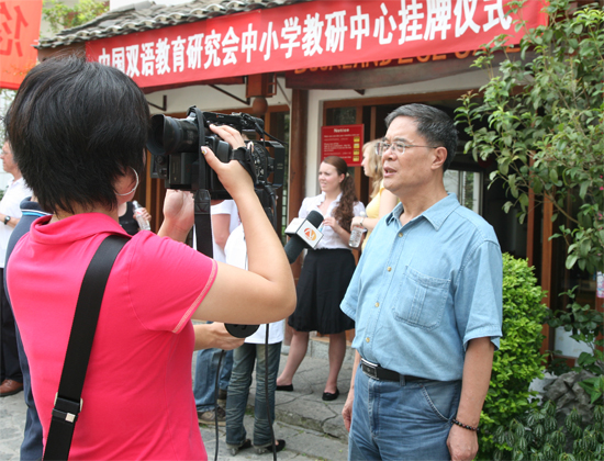 张志远教授接受当地媒体采访