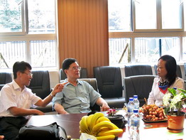 李艳校长与专家讨论学校双语教学问题