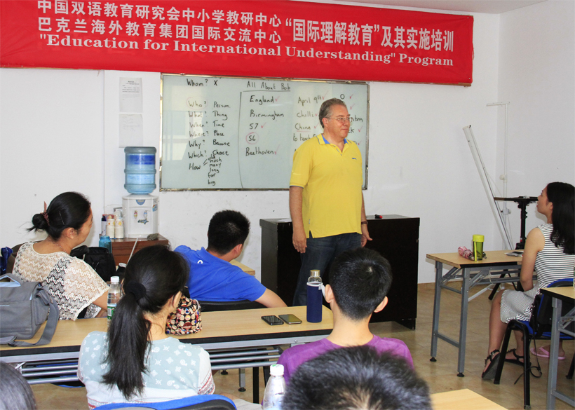 外籍文教专家 Mr.Robert John Hale 对老师们进行了英语应用方面的提高培训